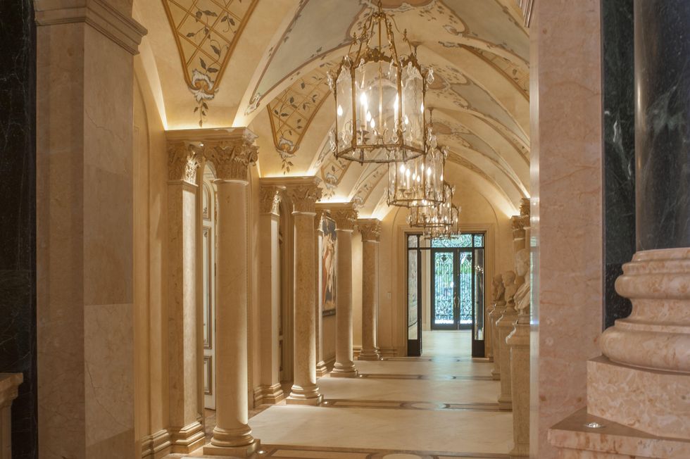 7381 On the Market 100 Carnarvon Chateau Carnarvon September 2014