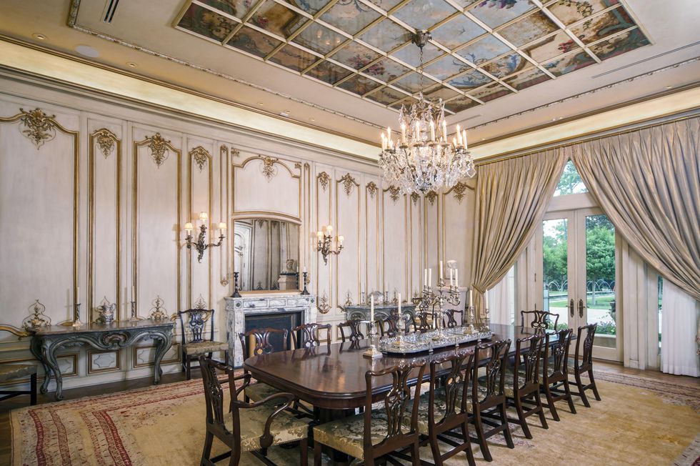 7418 On the Market 100 Carnarvon Chateau Carnarvon September 2014