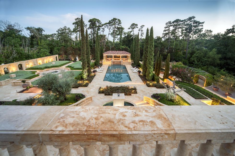 7491 On the Market 100 Carnarvon Chateau Carnarvon September 2014