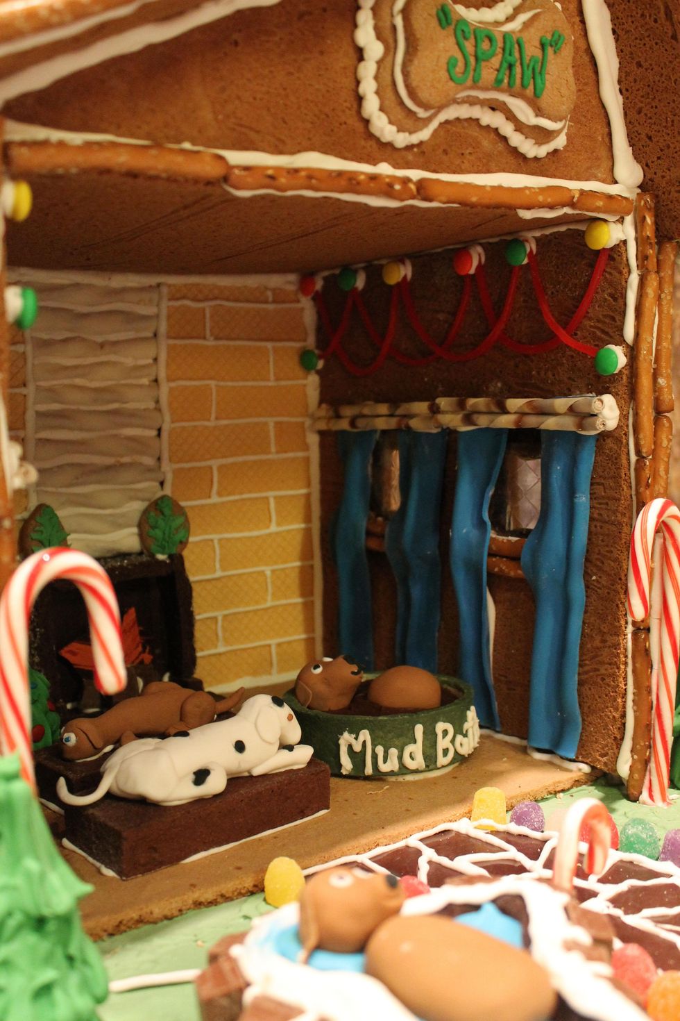 8 Dog Spaw detail at The Woodlands cocktail reception and gingerbread doghouse auction December 2014