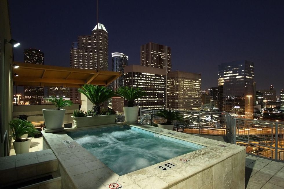 85 On the Market Bagby 2000 Unit 15400 March 201