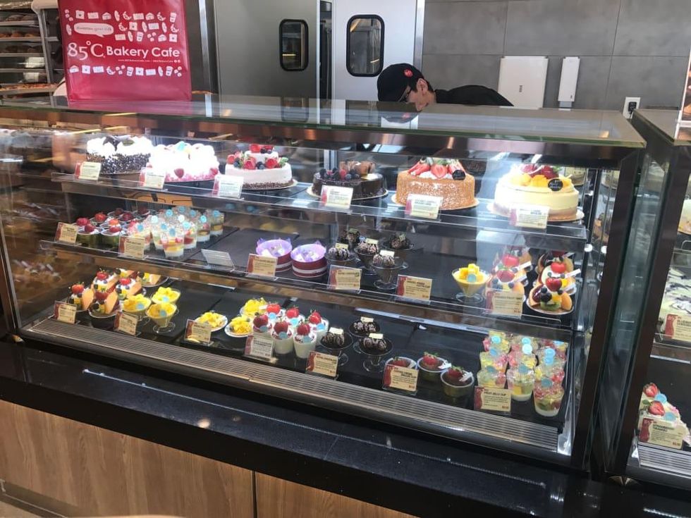 85C Bakery Cafe Cake case