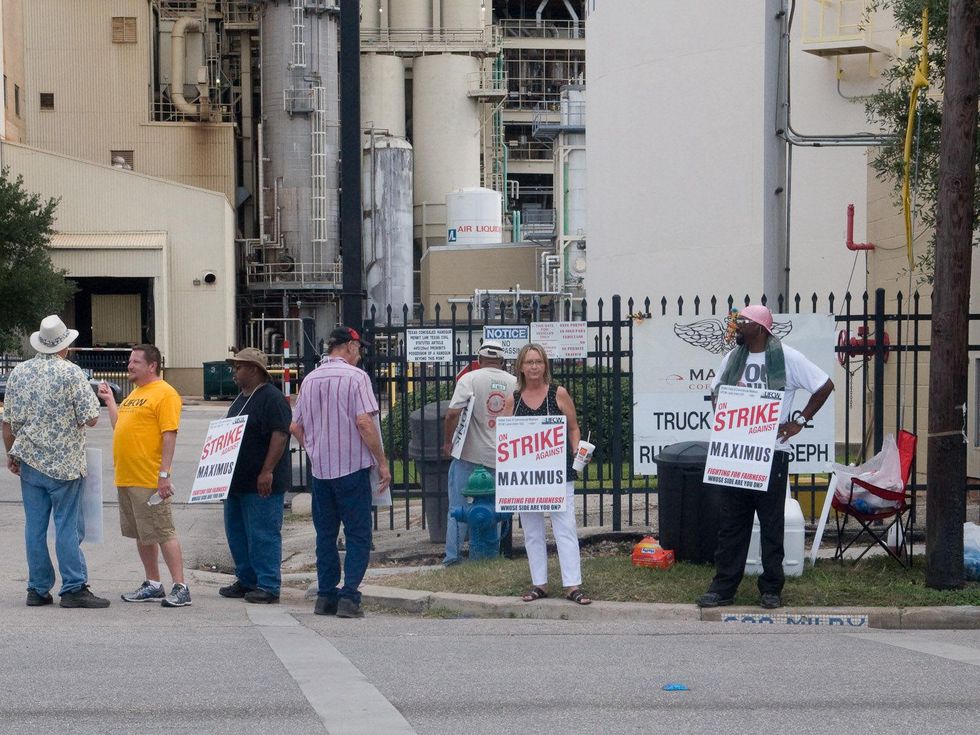 9 Maximus Coffee strike October 2013 people with signs on corner