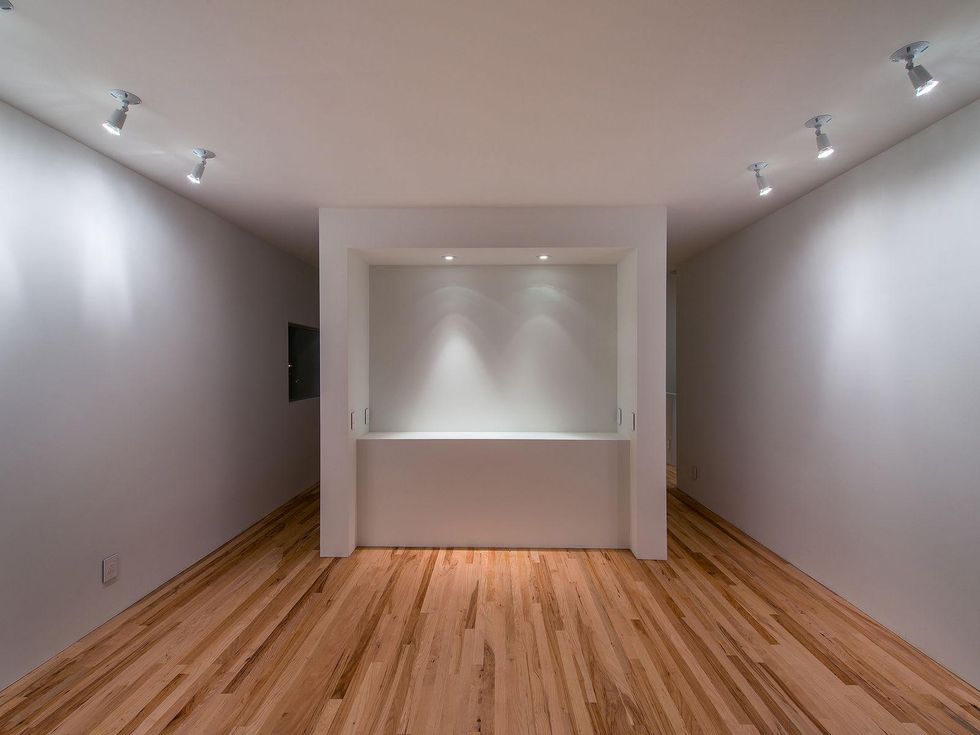 9 On the Market 3000 Hawkins St. December 2014 master alcove