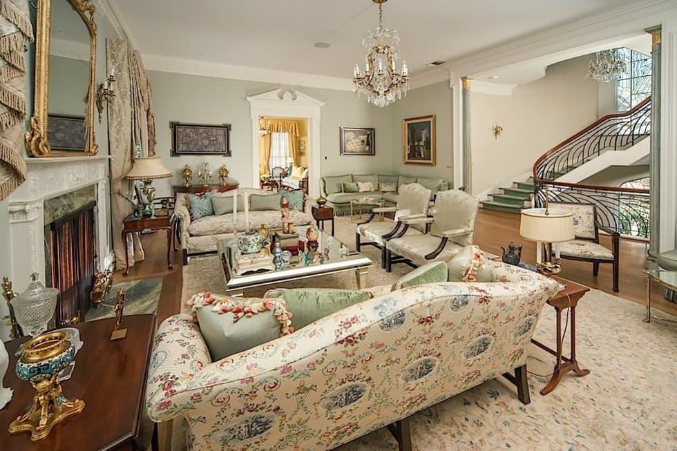 901 Kirby Dr. March 2016, living room