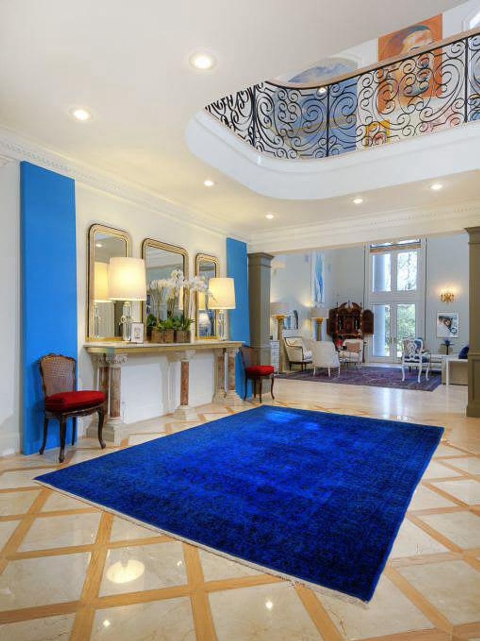 Abrahams Rugs neon blue rug in contemporary home in Memorial area