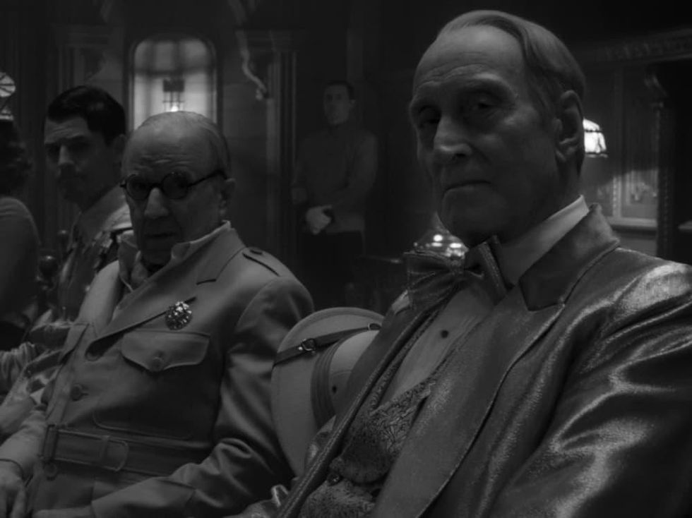 Arliss Howard and Charles Dance in Mank