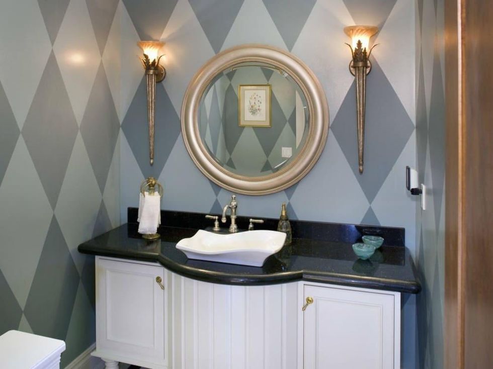 Art Deco wallpaper in bathroom