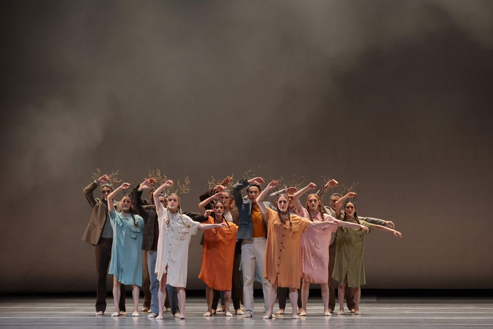 Artists of Houston Ballet in Disha Zhang\u2019s\u00a0Elapse.