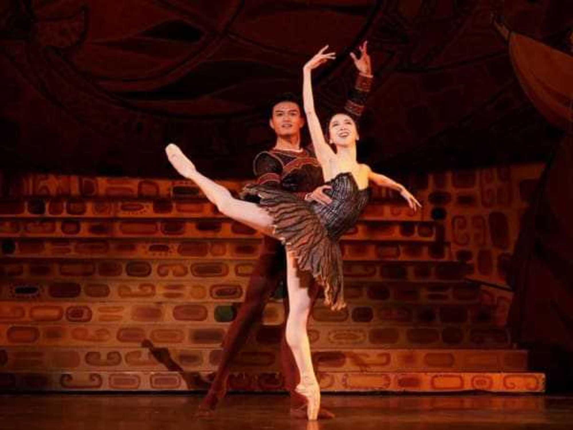 Artists of Houston Ballet in Stanton Welch’s Swan Lake