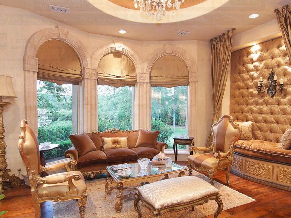 Avery Johnson mansion Spring master bedroom sitting area