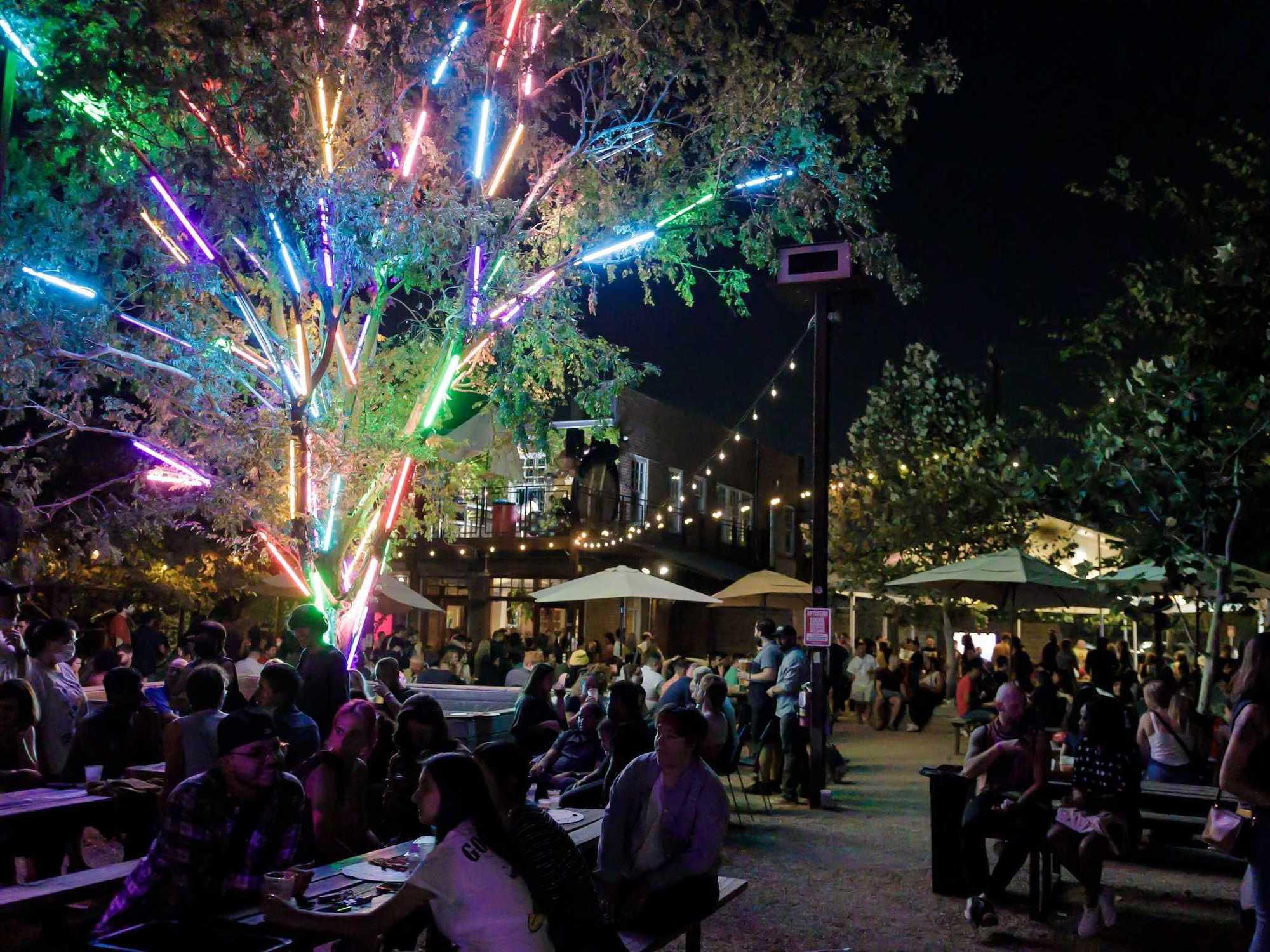 Axelrad bar neon tree