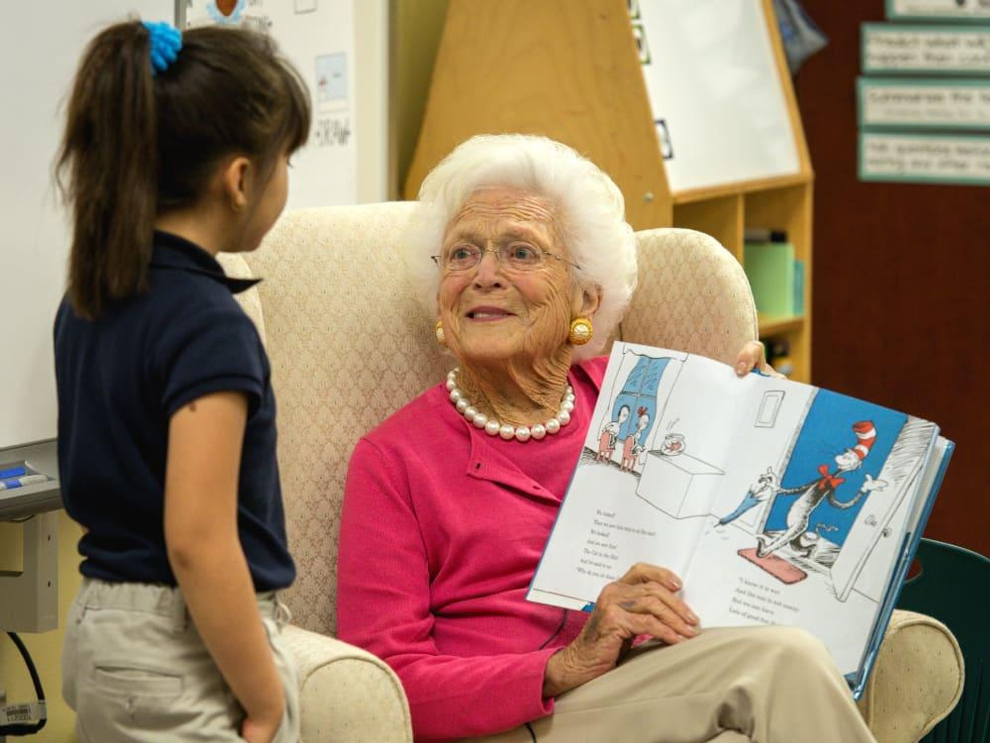 Barbara Bush reads aloud to student