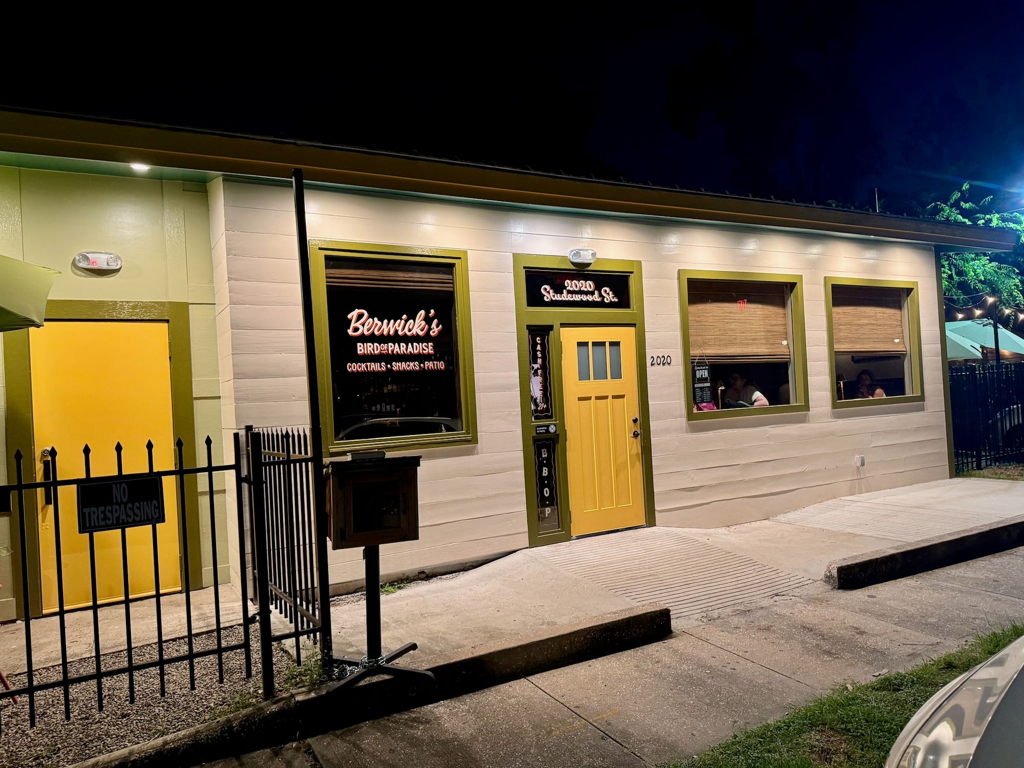 Berwick's Birds of Paradise bar exterior