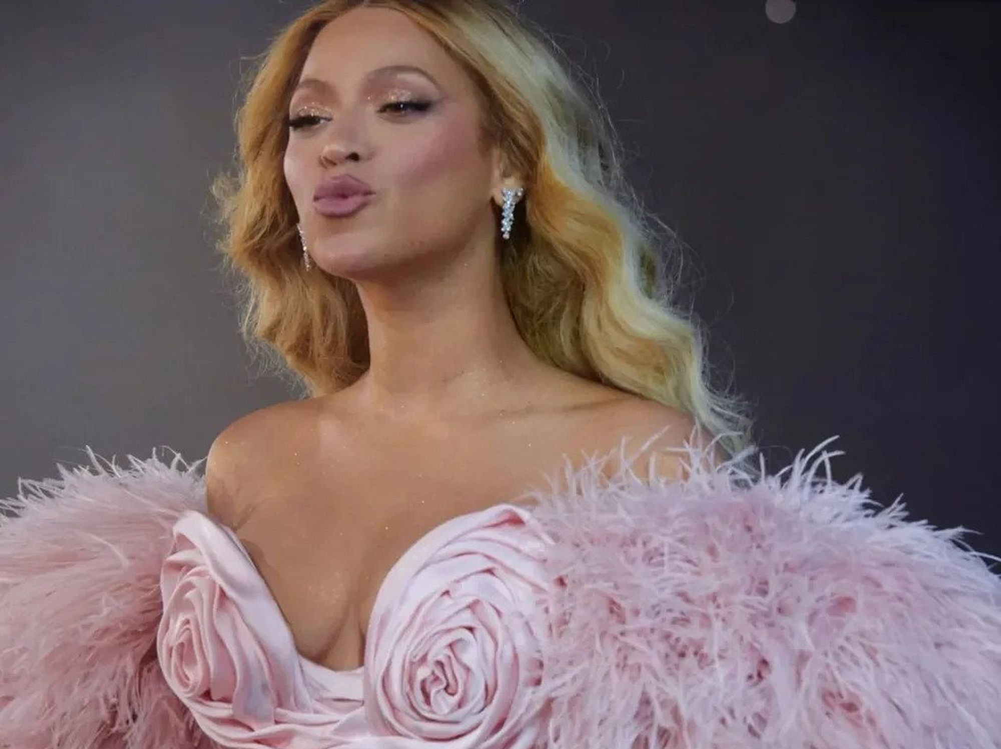 Beyoncé on stage in pink dress