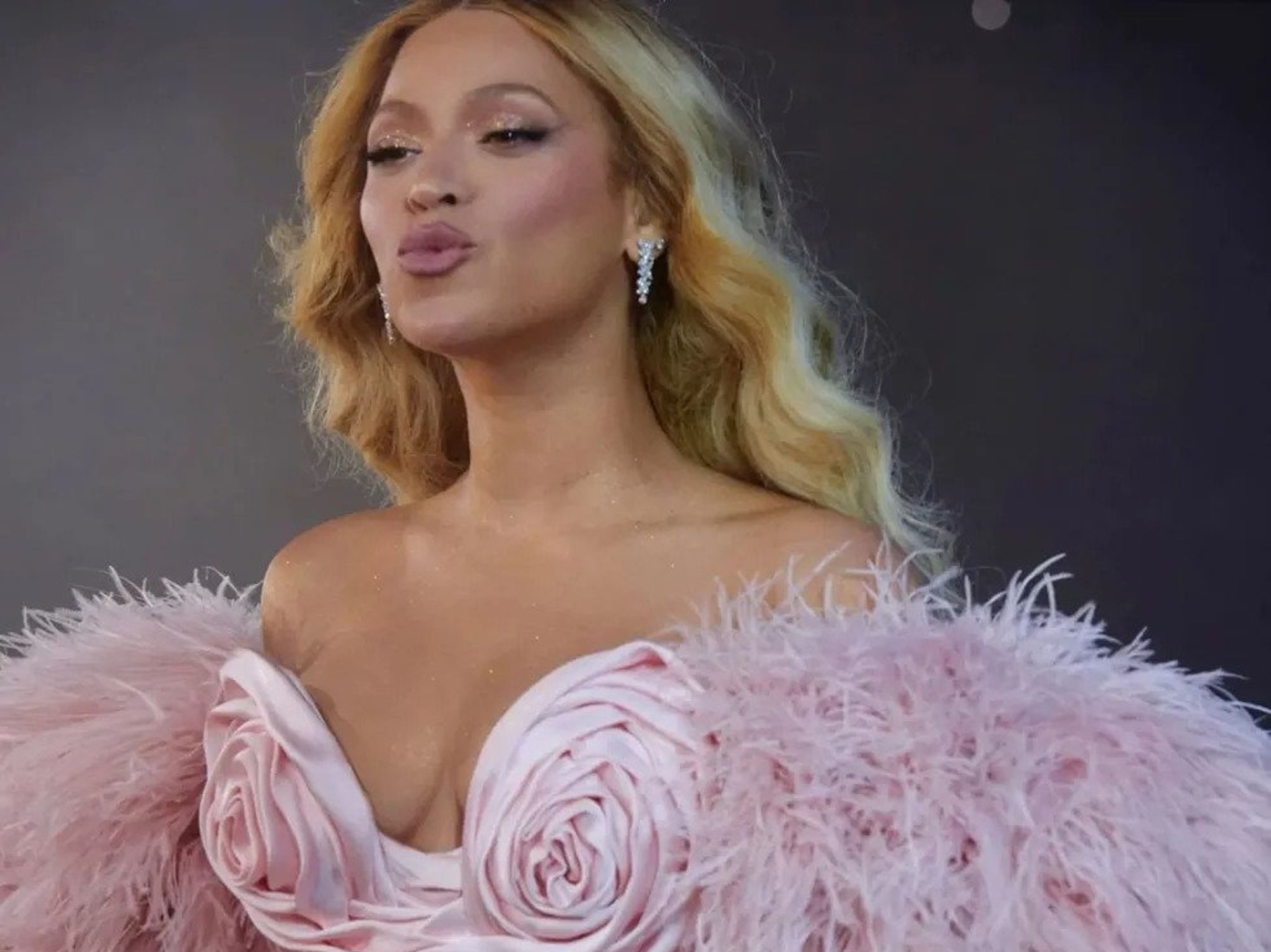  Beyoncé on stage in pink dress 