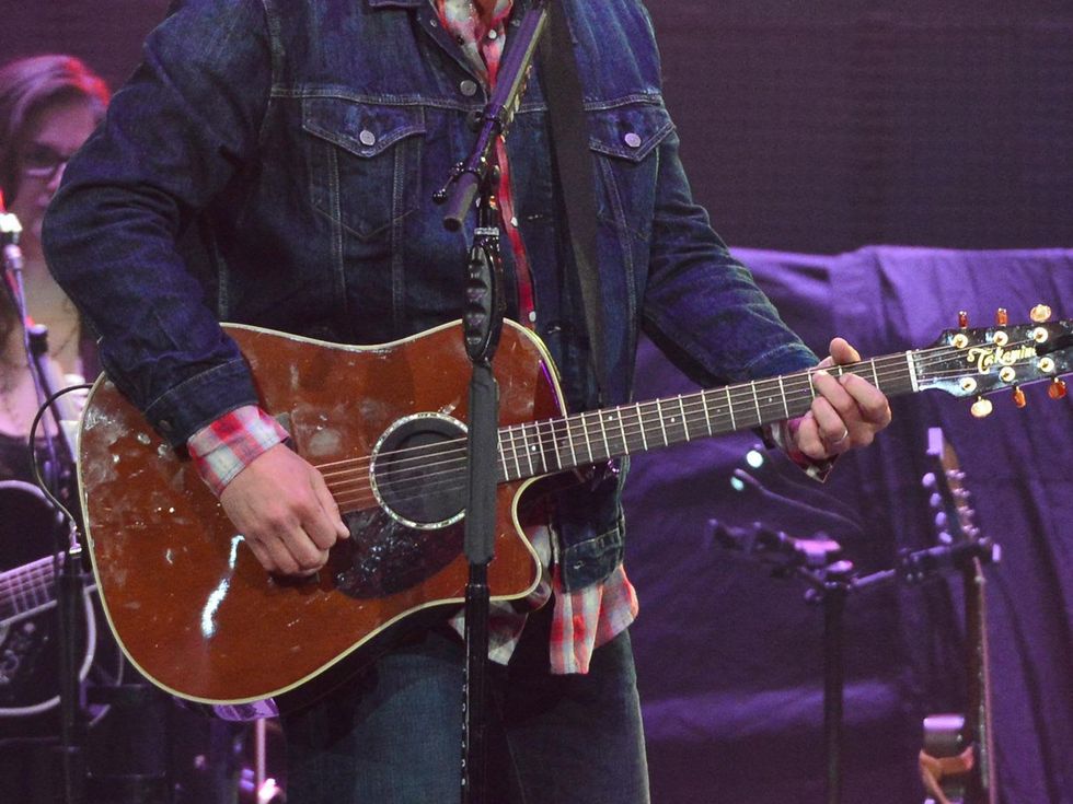 Blake Shelton RodeoHouston concert guitar March 2014