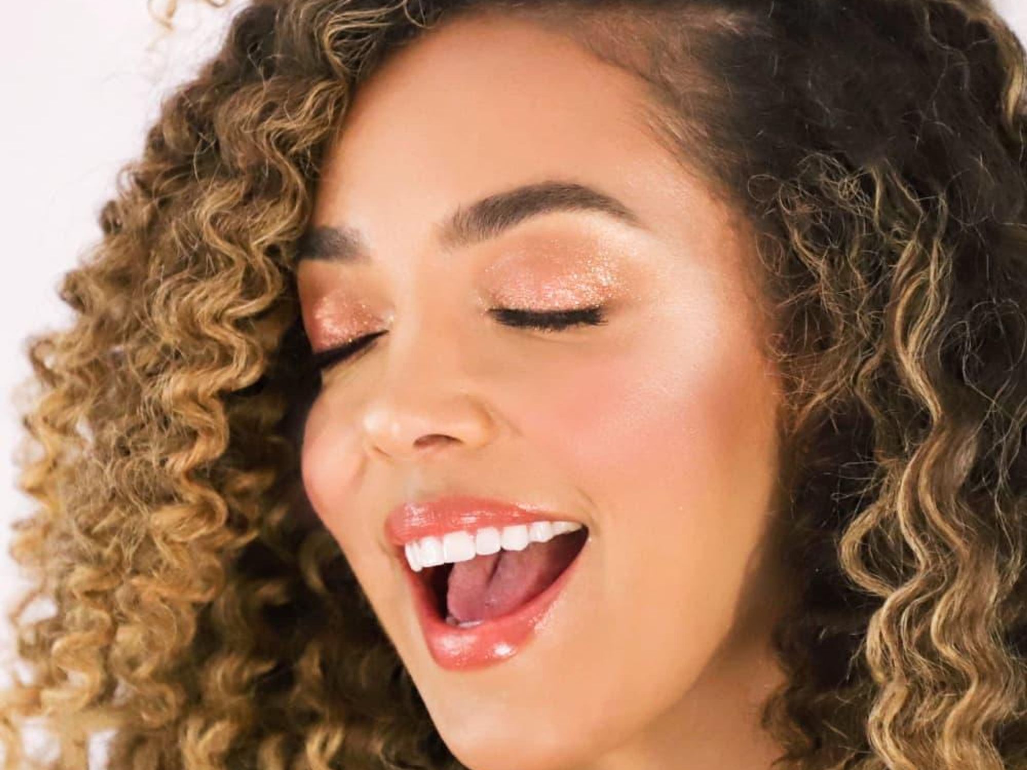 Blushington model hair makeup