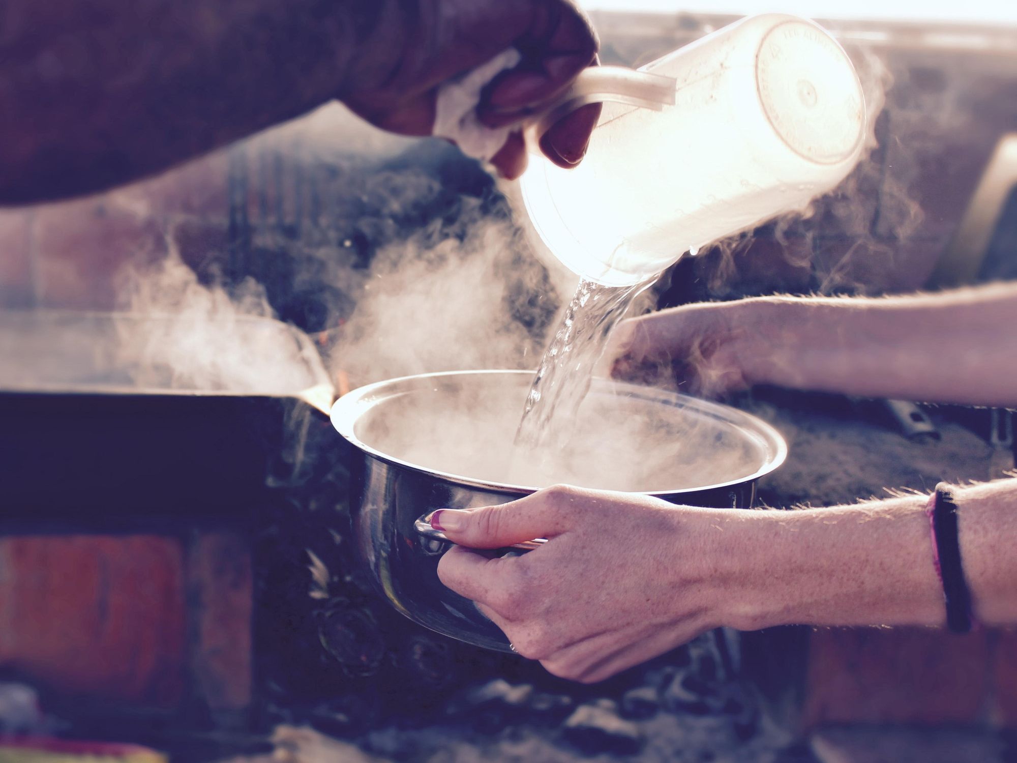Boiling water pot pour