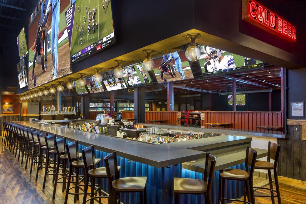 Dallasbased sports bar roll out 2 Houstonarea locales with wallto