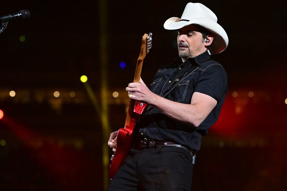 Brad Paisley steals hearts — and a fan's phone — in his Star Trail of ...