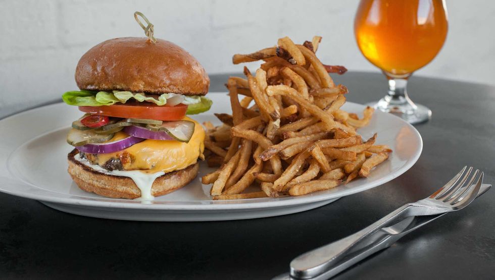Brasserie 19 cheeseburger