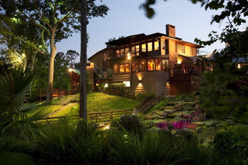 Brenner's Steakhouse on the Bayou exterior night landscaping