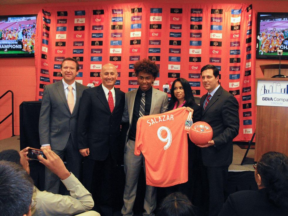 Bryan Salazar signs with Dynamo, group shot, February 2013