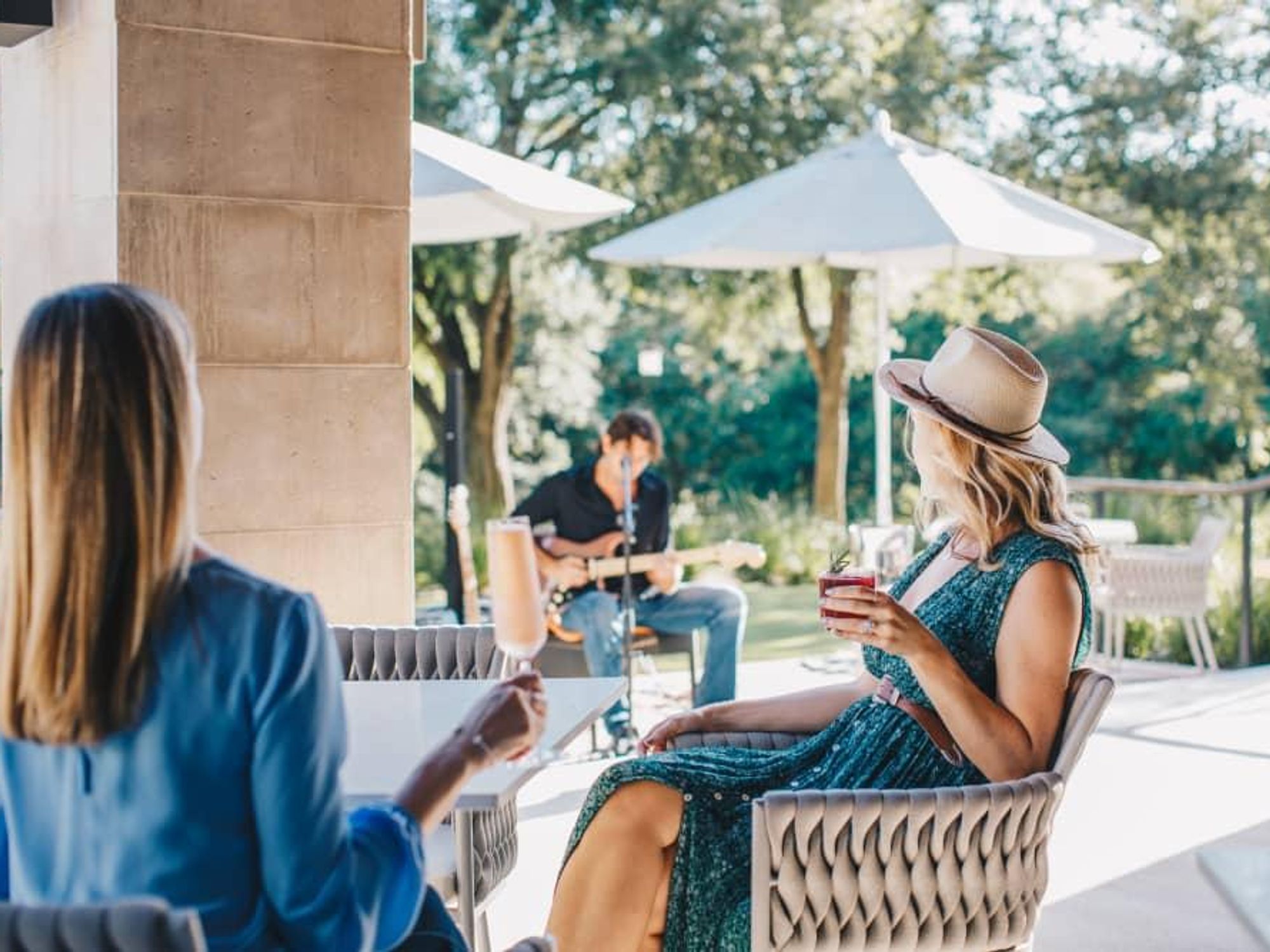 Ciclo happy hour, patio