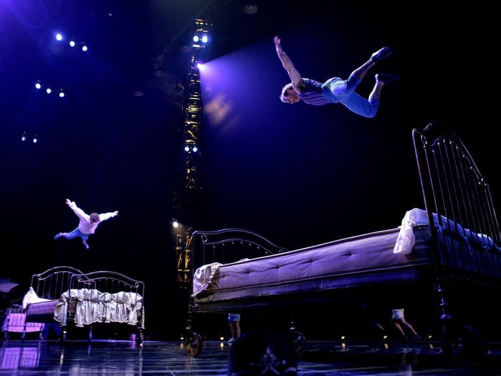Cirque du Soleil - Corteo - bouncing beds