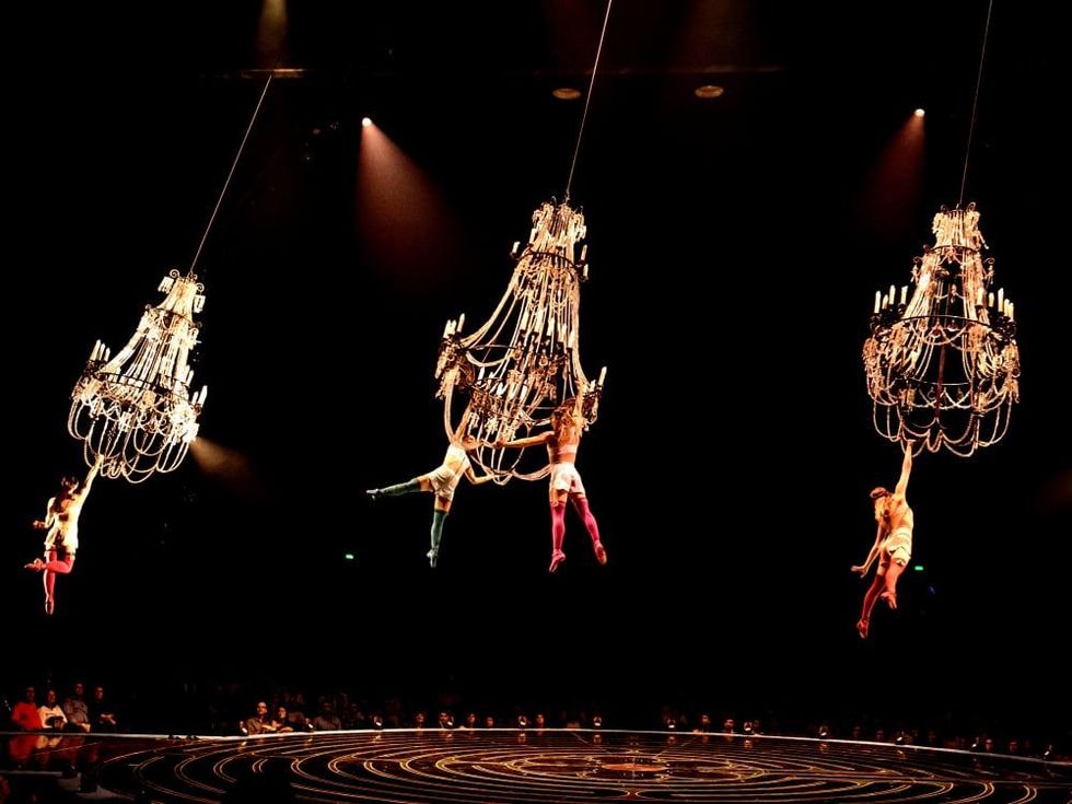 Cirque du Soleil - Corteo - chandelier - group