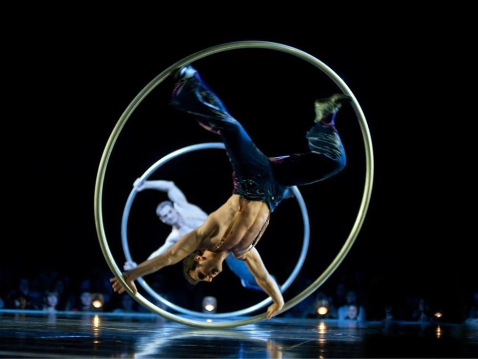 Cirque du Soleil - Corteo - circle dance