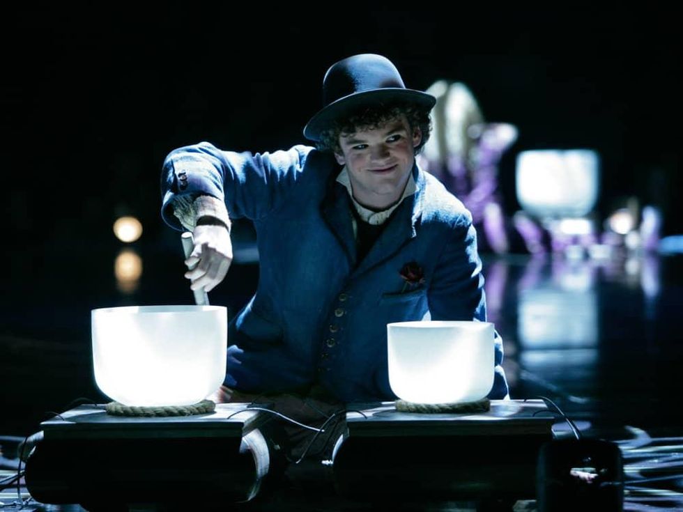 Cirque du Soleil - Corteo - crystal bowl player