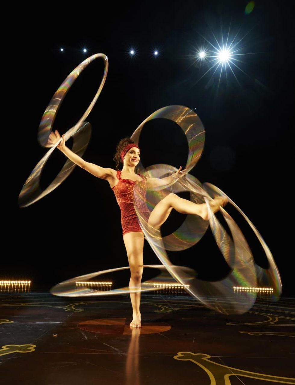 Cirque du Soleil - Corteo - hula hoop