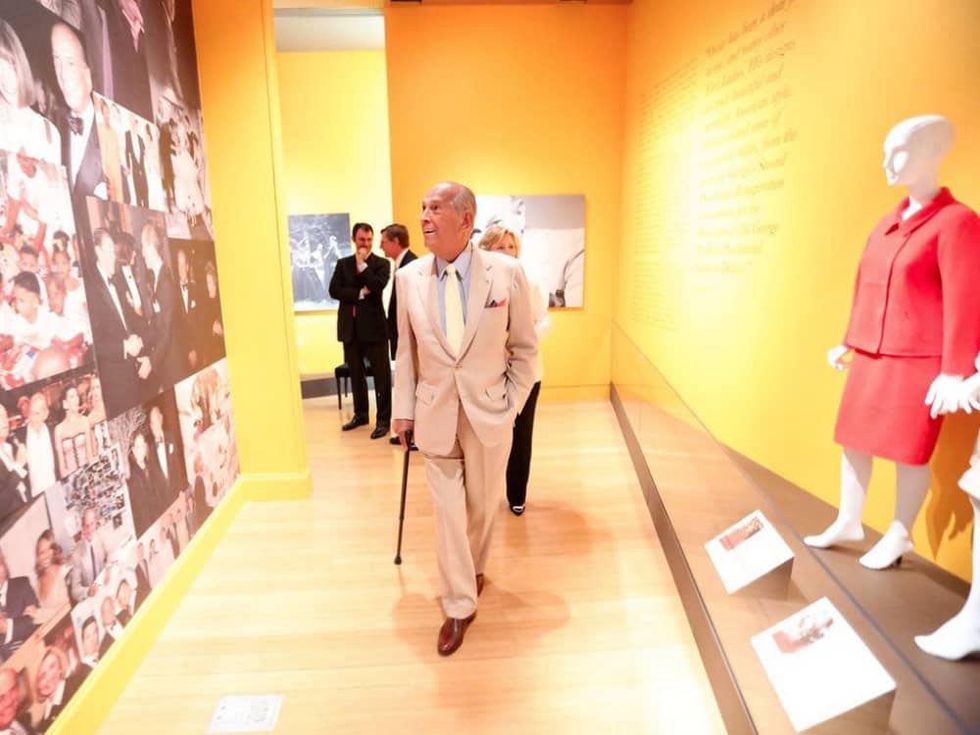 Clinton Foundation Oscar de la Renta exhibit Oscar de la Renta with cane