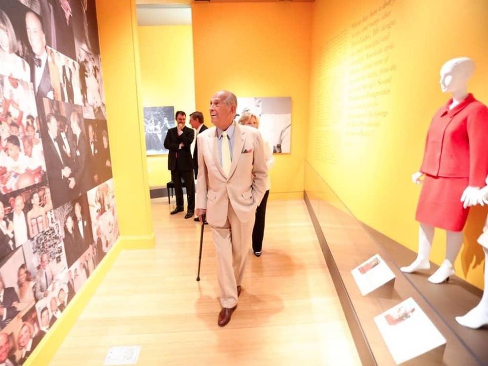 Clinton Foundation Oscar de la Renta exhibit Oscar de la Renta with cane