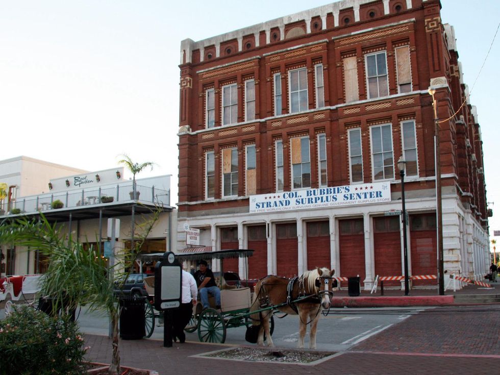 Col. Bubbie's Galveston exterior with horse-drawn carriage