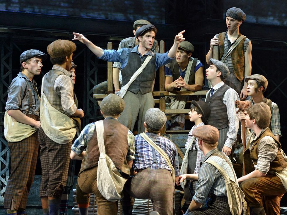 Dan DeLuca and cast of national tour of Newsies