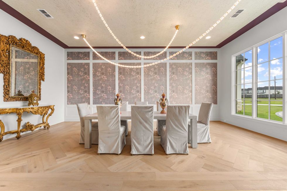 Dining room of 4233 Two Gun Way