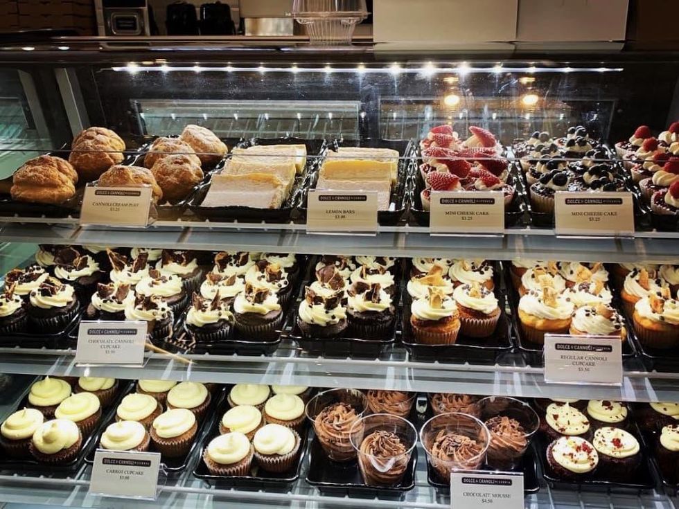 Dolce & Cannoli Pizzeria pastry case