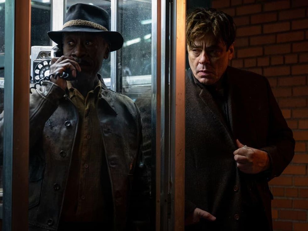 Don Cheadle and Benicio Del Toro in No Sudden Move