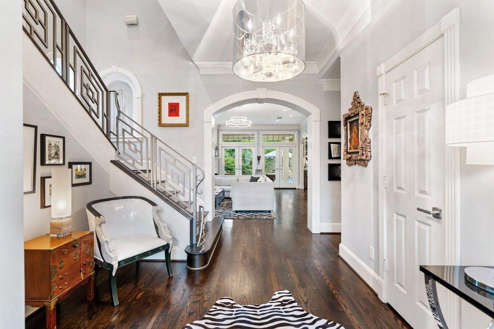 Entryway with hardwood floors, facing the livingroom