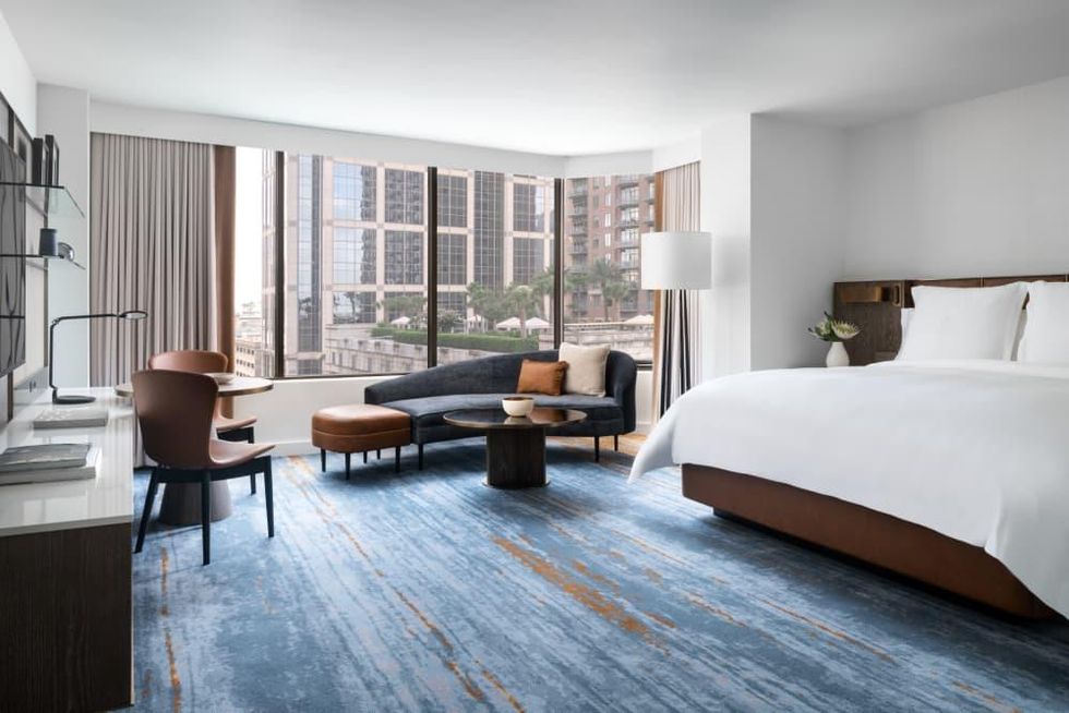 Four Seasons Houston new rooms suites corner regular room