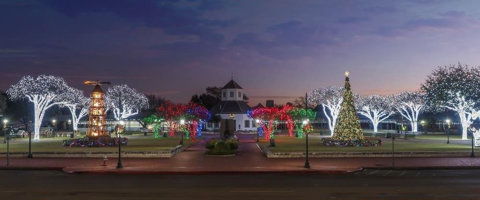 Fredericksburg holiday lights downtown square