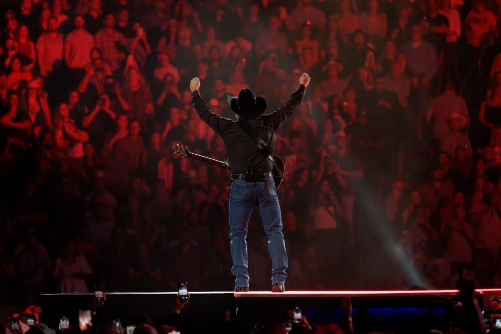 Country music superstar Garth Brooks visits Rice athletes