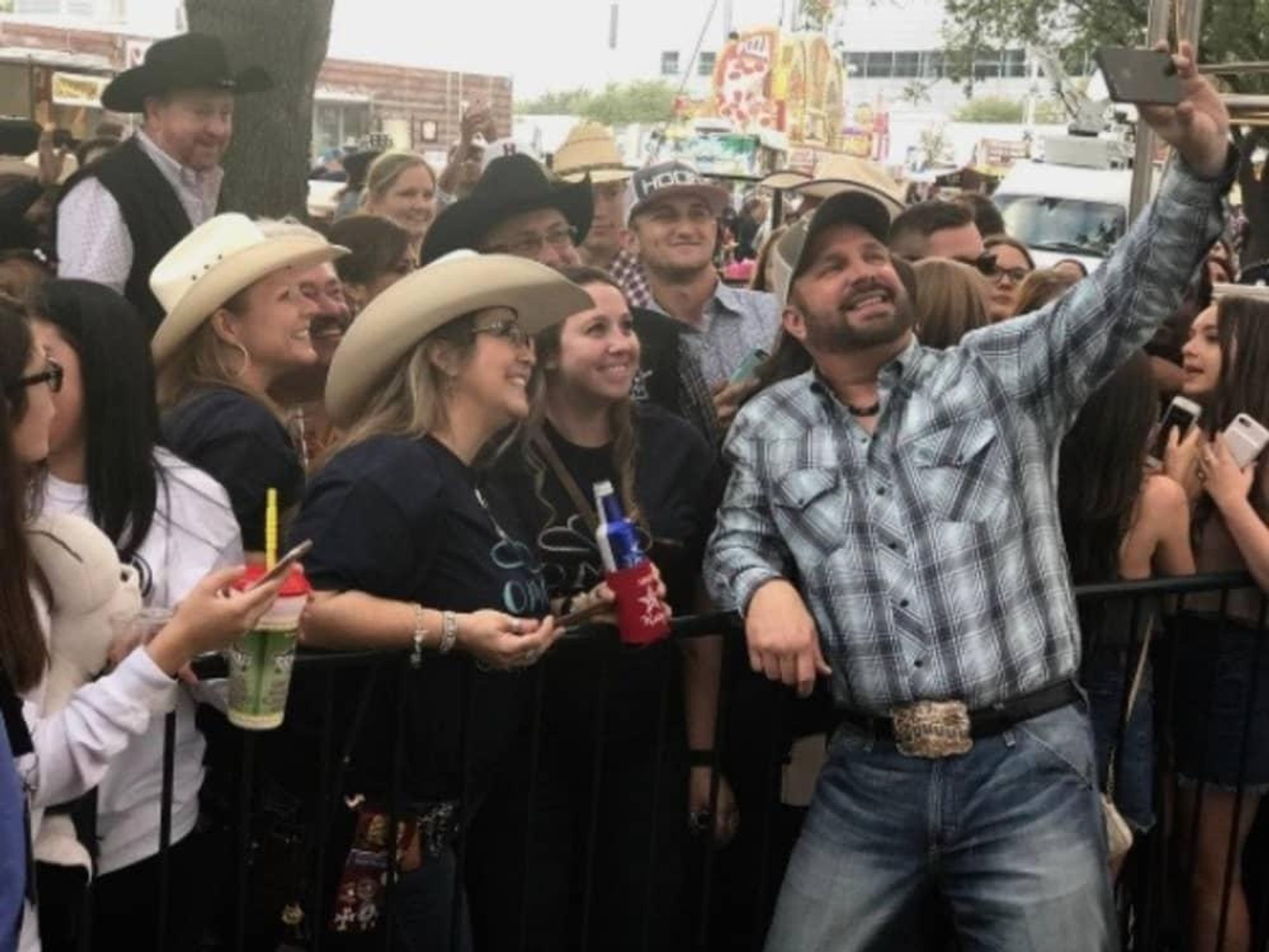 Garth Brooks poses for selfie with fans to announce RodeoHouston appearances