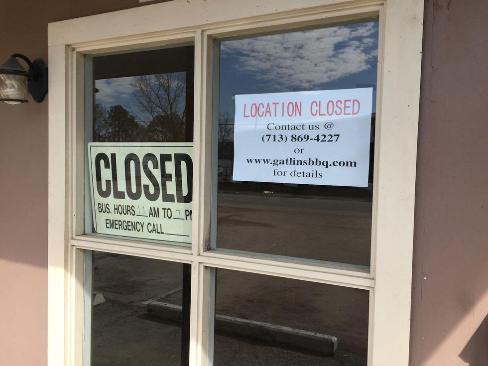 Gatlin's BBQ closed sign