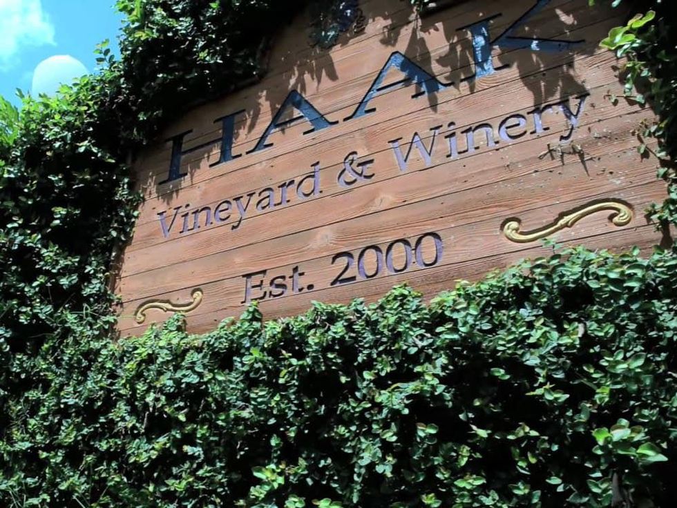 Haak Vineyards & Winery, sign