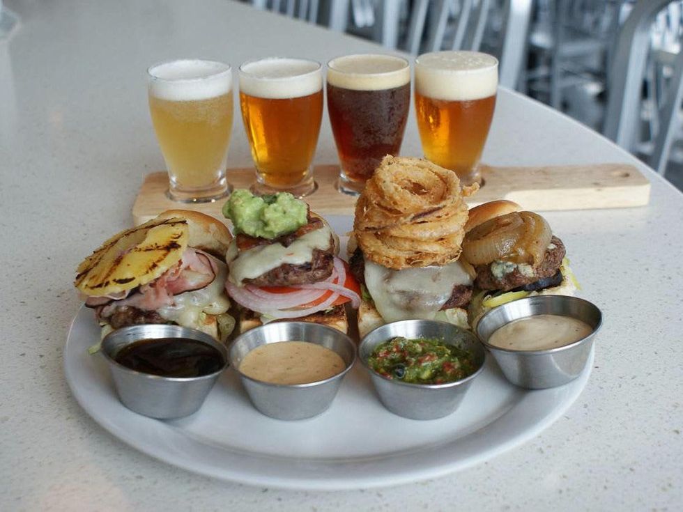 hamburger burger The Counter miniburgers with beer