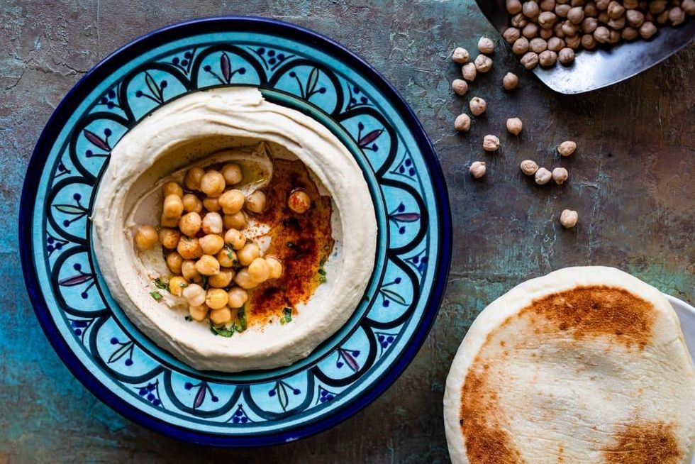 Hamsa hummus and pita